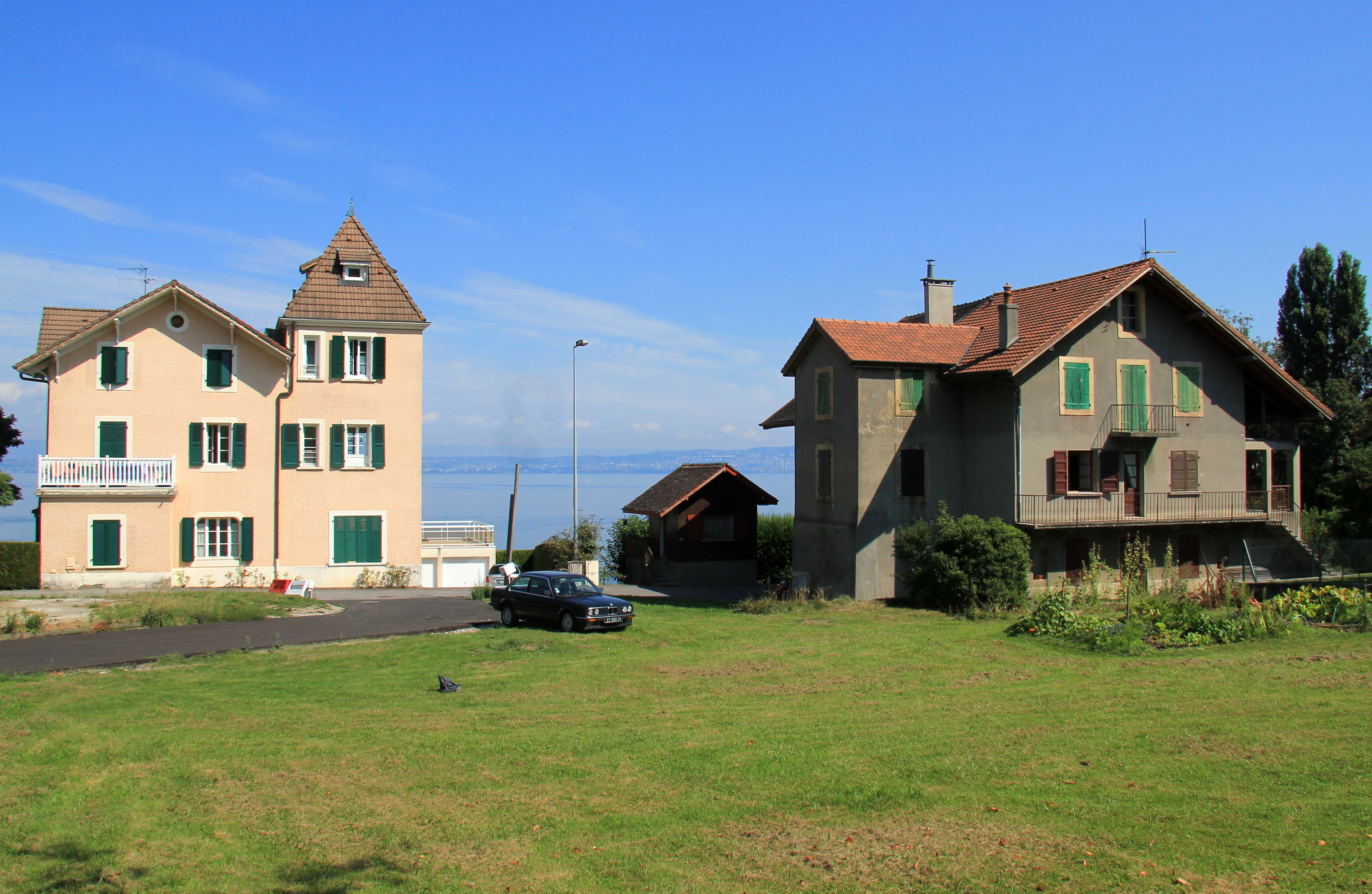 Le Cottage og nabohus på Rue de Bissinges